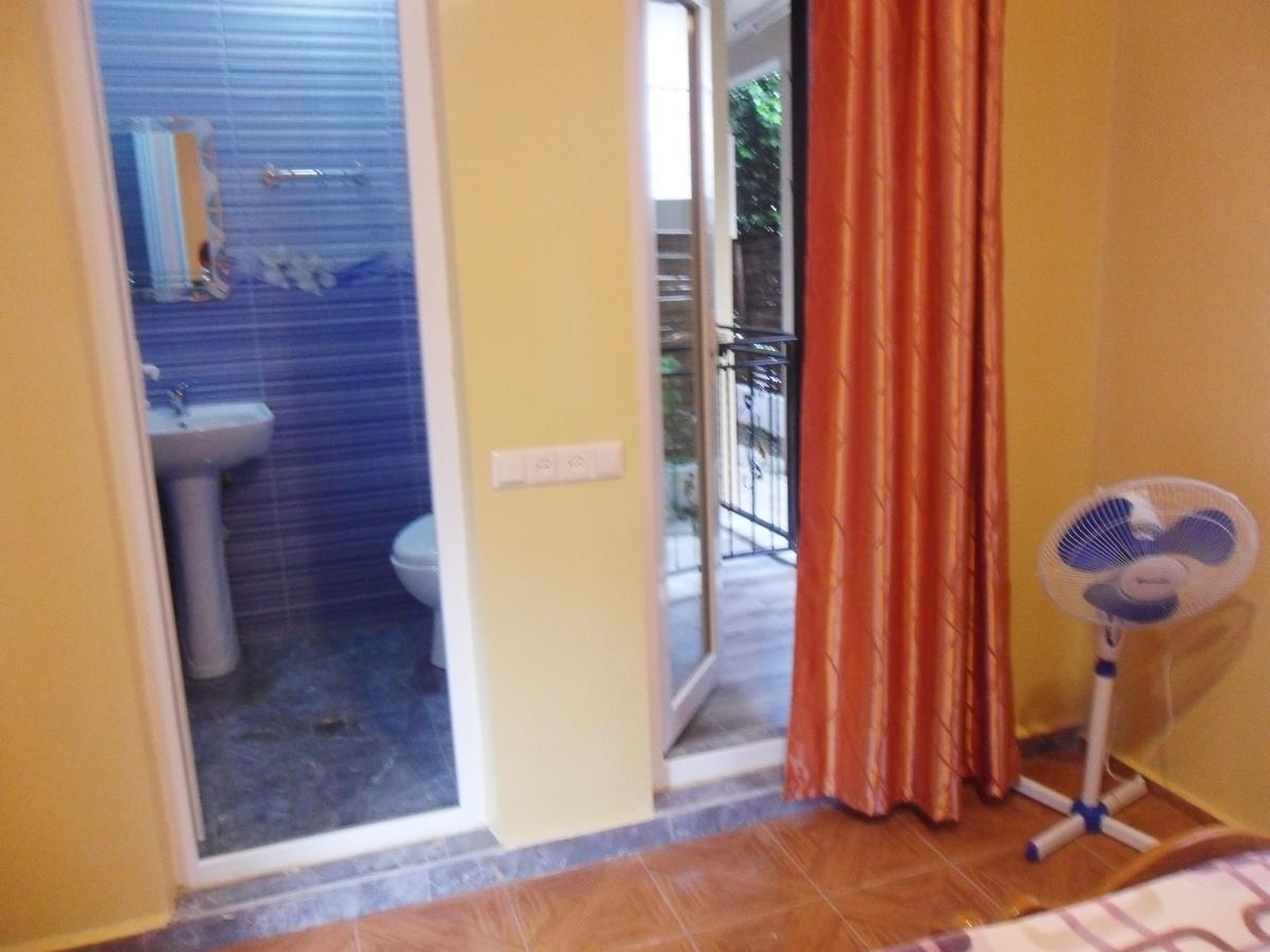 Guest House Nika Kobuleti Esterno foto